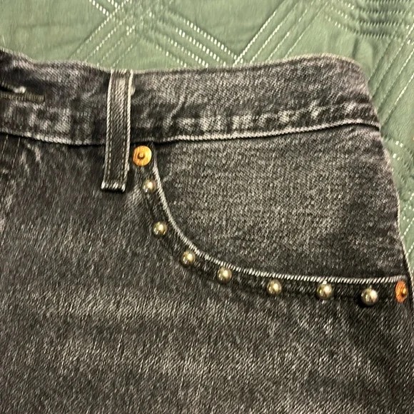 Levi’s501 Button-Fly “Studded” Black Denim ShortsSize: W 31